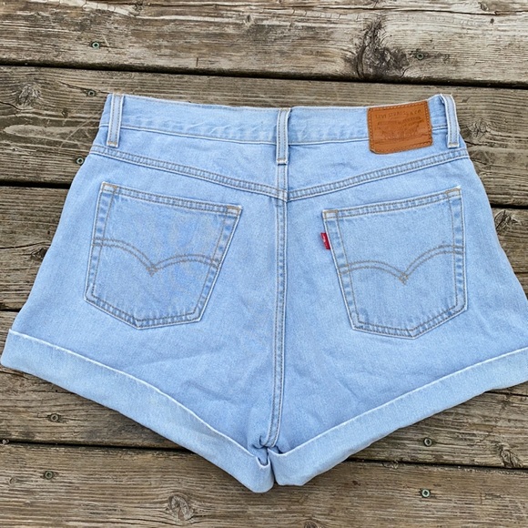 Levi’s High Rise Shorts - Picture 2 of 3